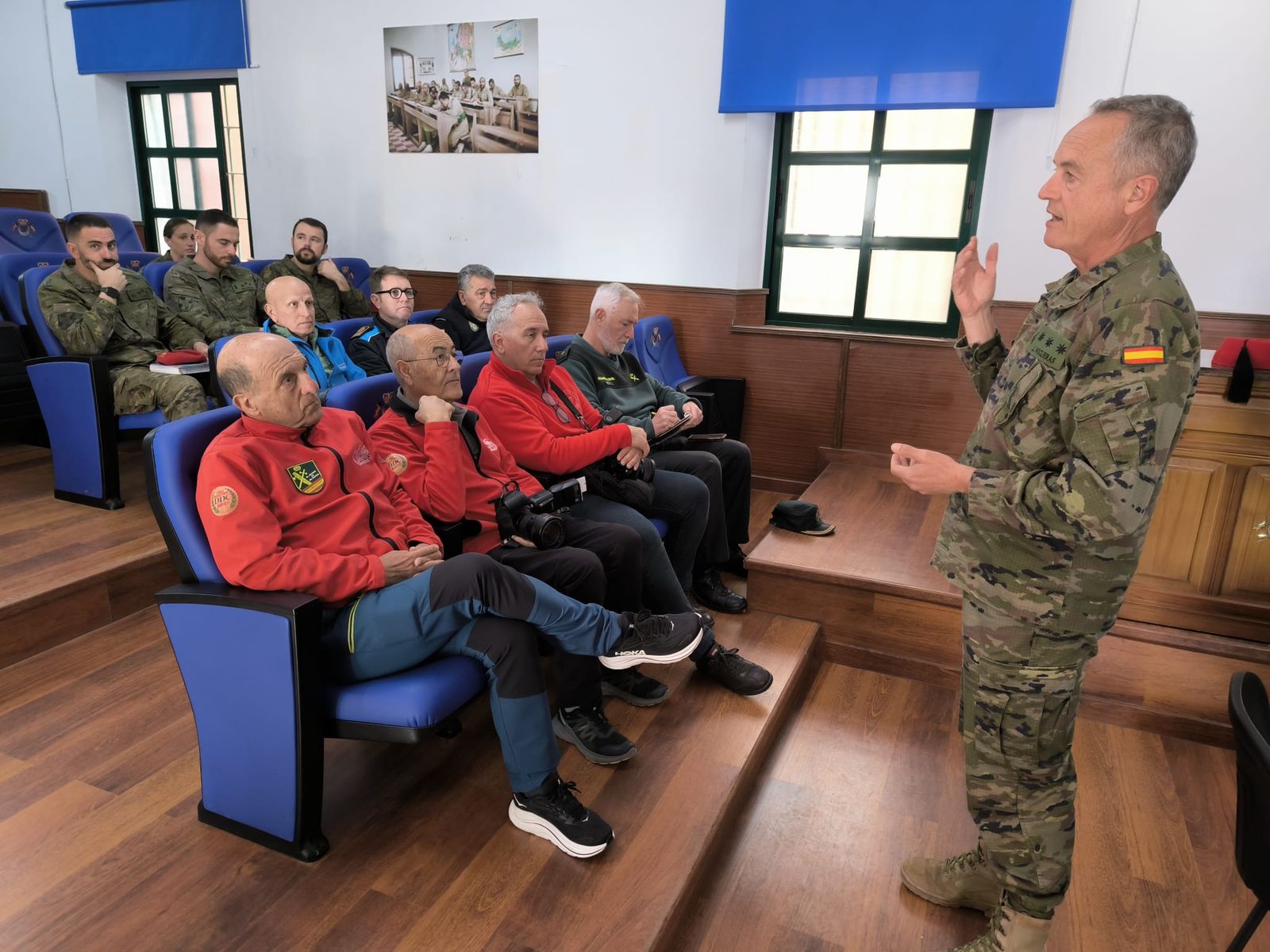 El coronel jefe del Grupo de Regulares de Ceuta nº54, Luis Gonzaga Jiménez Nogueras durante la reunión