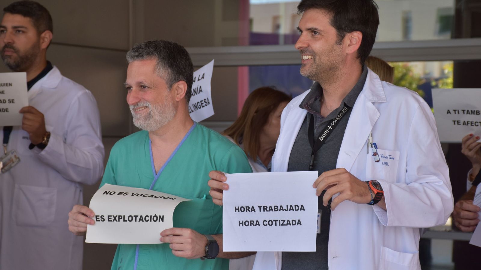 Dos médicos del HUCE en la concentración por la cuarta semana de huelga nacional