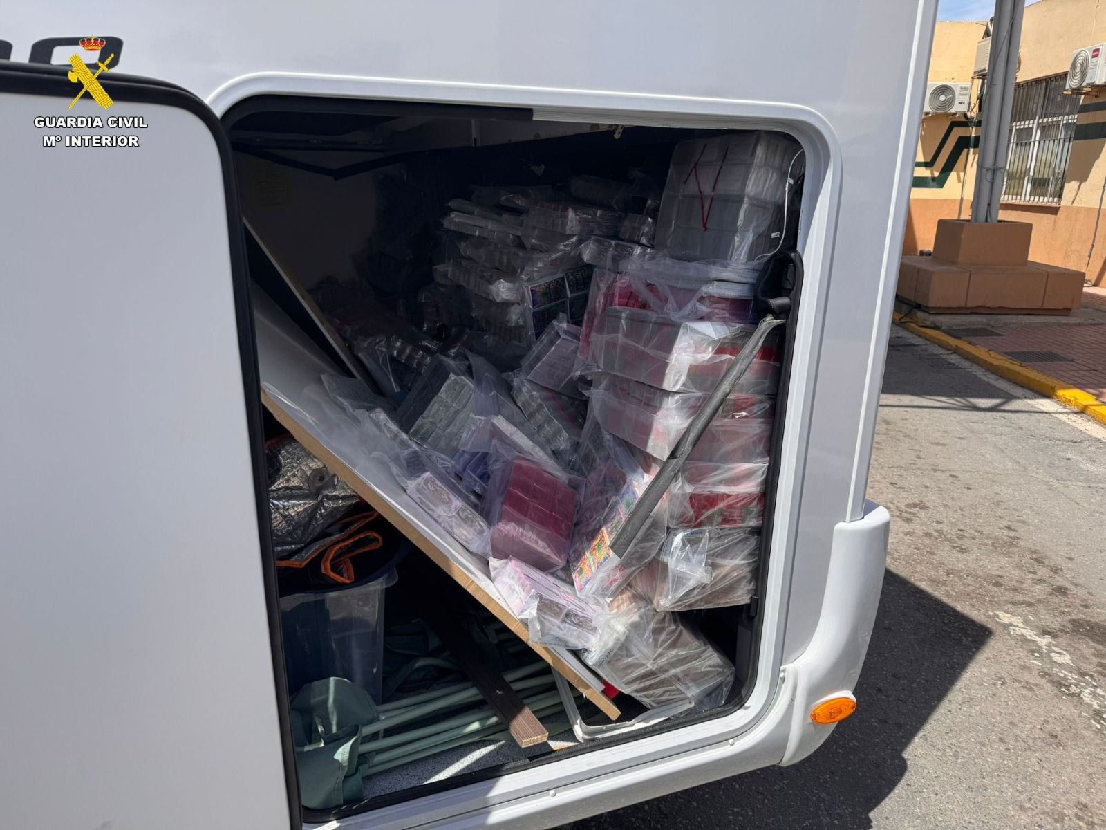 La autocaravana, con parte del material incautado