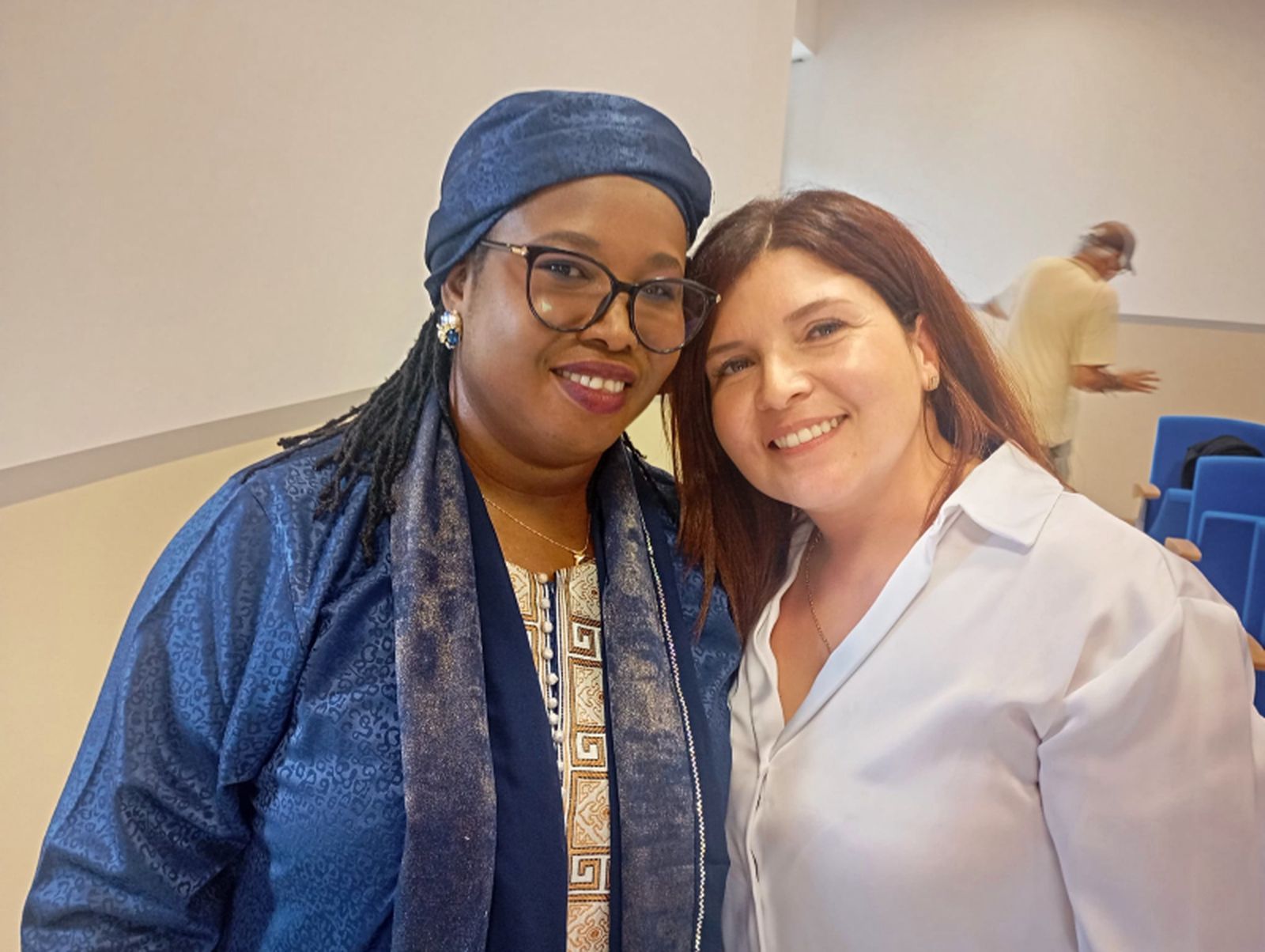 La magistrada (izq) junto a Siam Mohamed, su traductora.