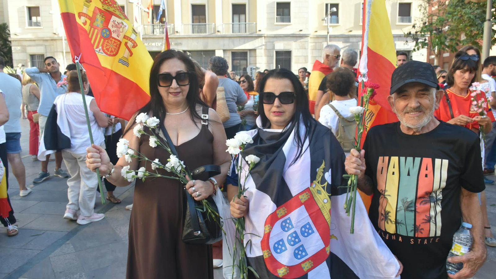 Concentración de los claveles en la plaza de los Reyes