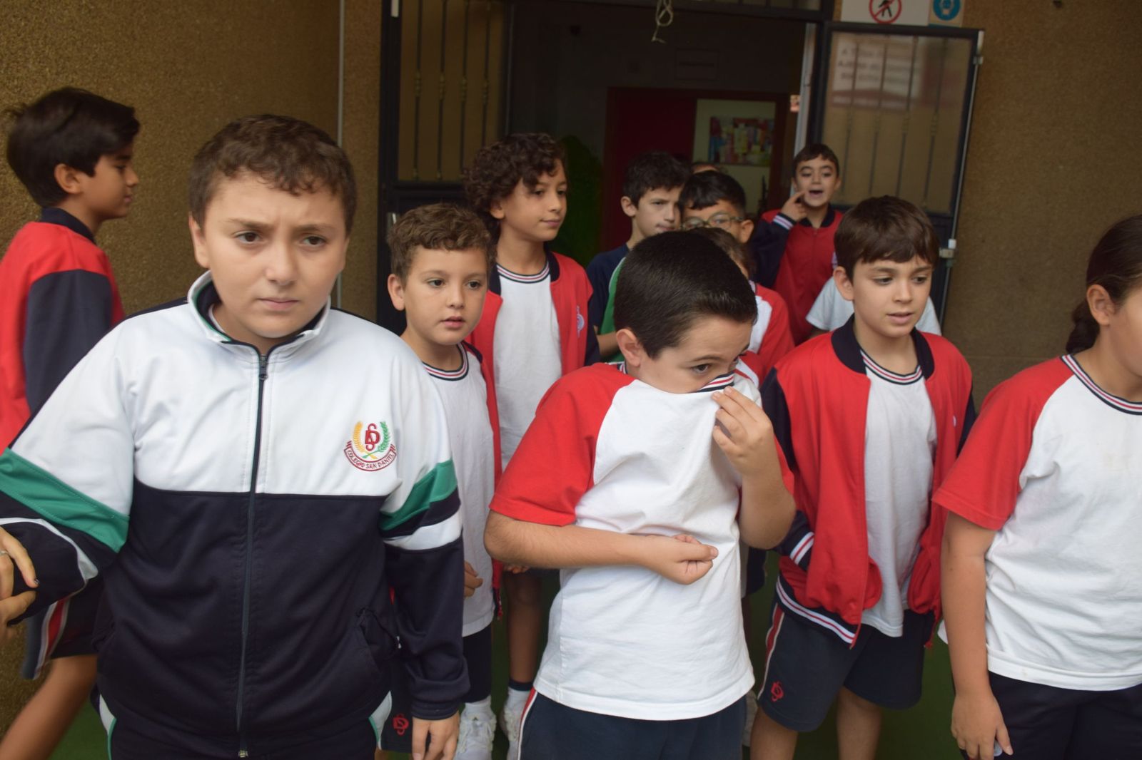 FOTOGALERÍA | El Castañero visita el Colegio San Daniel para 'encender' la tradición de La Mochila