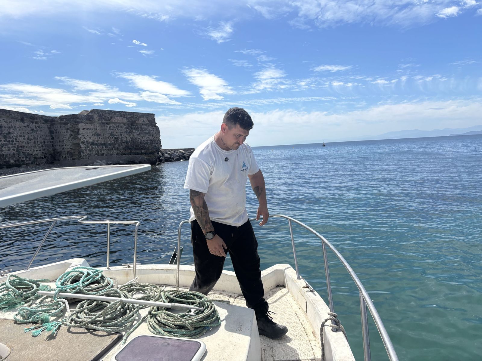 Ceuta blinda sus playas contra las medusas: el trabajo invisible que garantiza un verano seguro en el mar