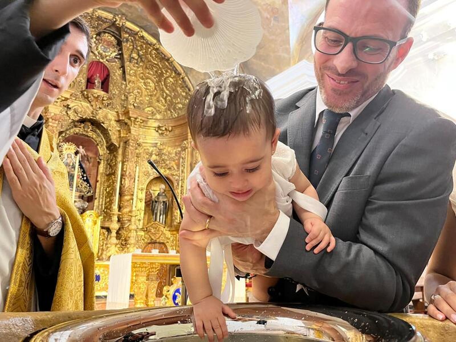 Melissa, José y Teresa reciben el sacramento del bautismo