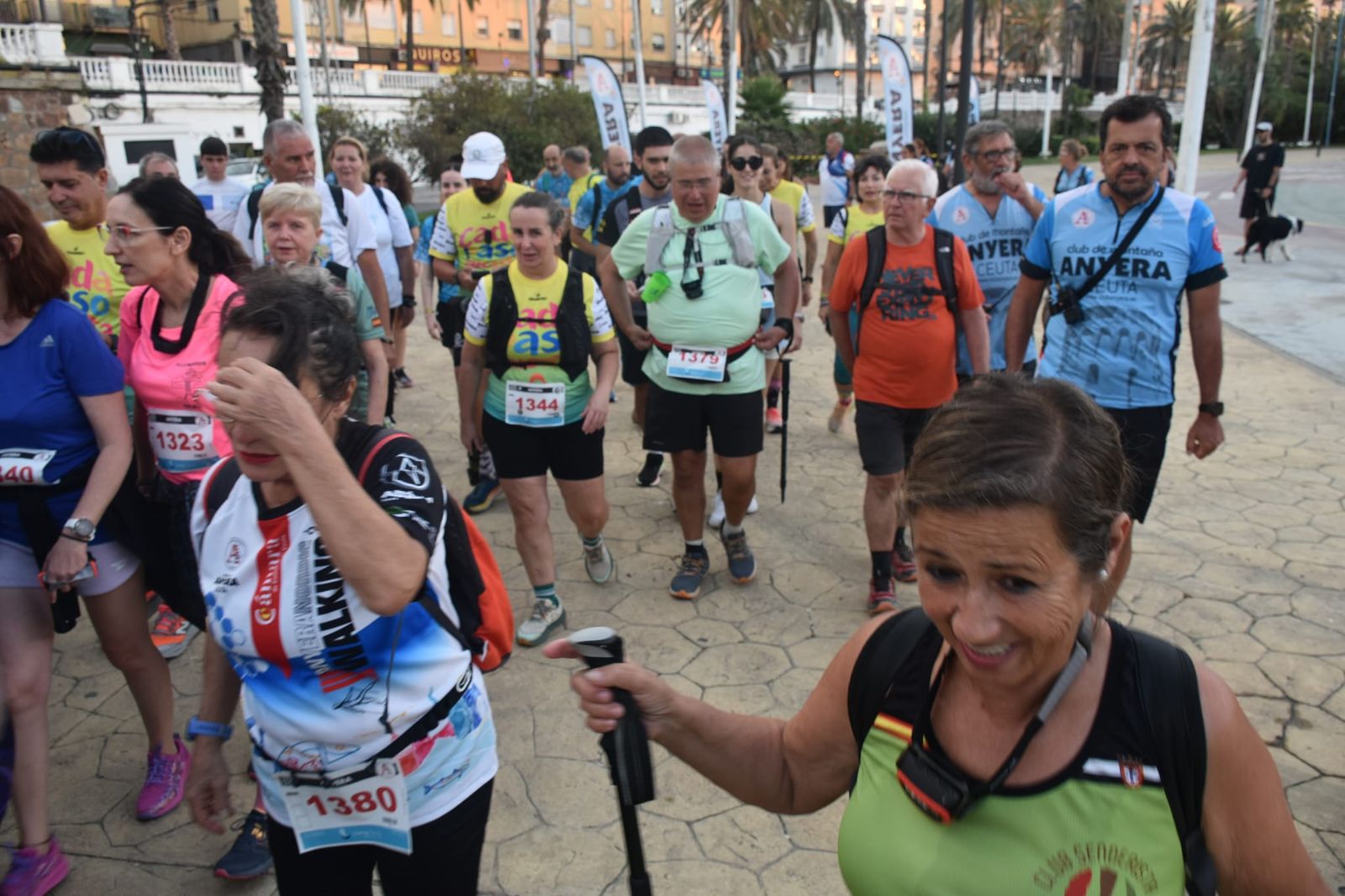 Decenas de senderistas llenan de luz y deporte la XVIII Marcha Nocturna Familiar de Ceuta