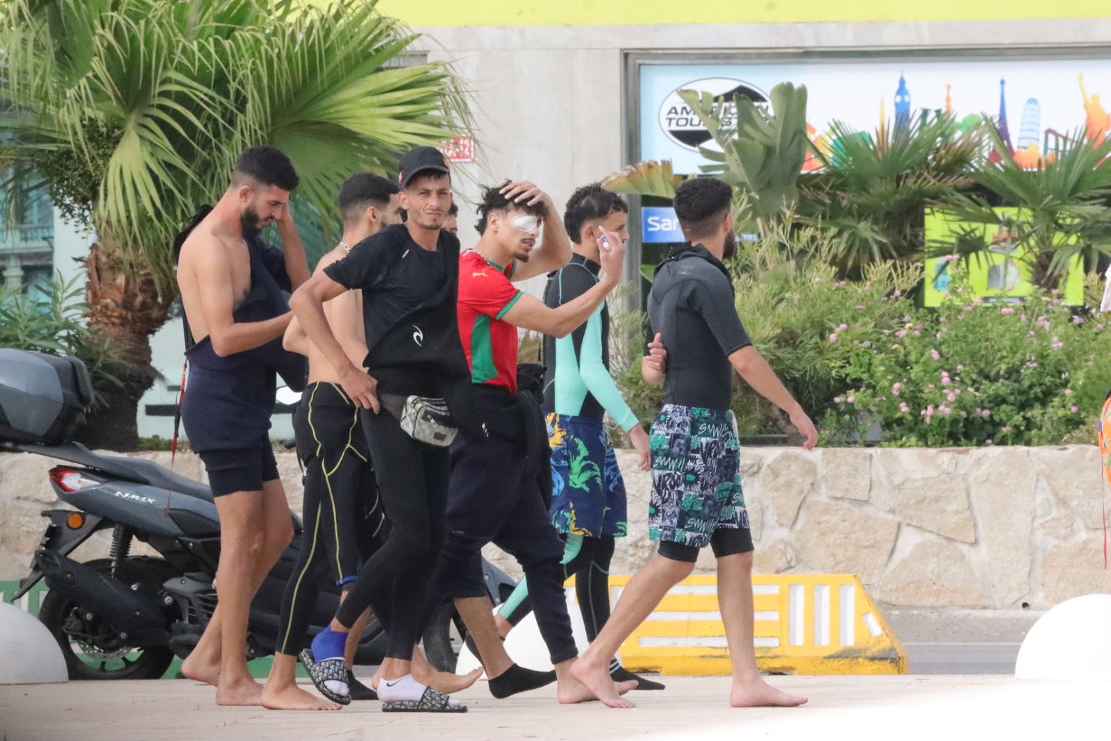 Un grupo de migrantes deambula por las calles de la ciudad