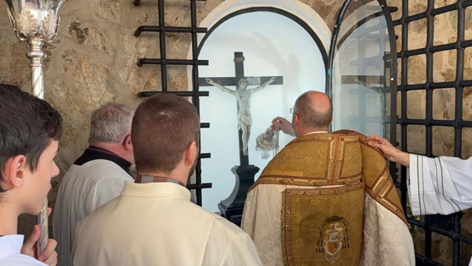 El Cristo del Puente se despide temporalmente de su capilla con un solemne traslado y un besapiés