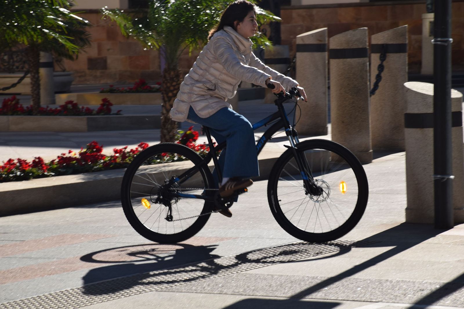Los más pequeños disfrutan de los regalos de los Reyes Magos