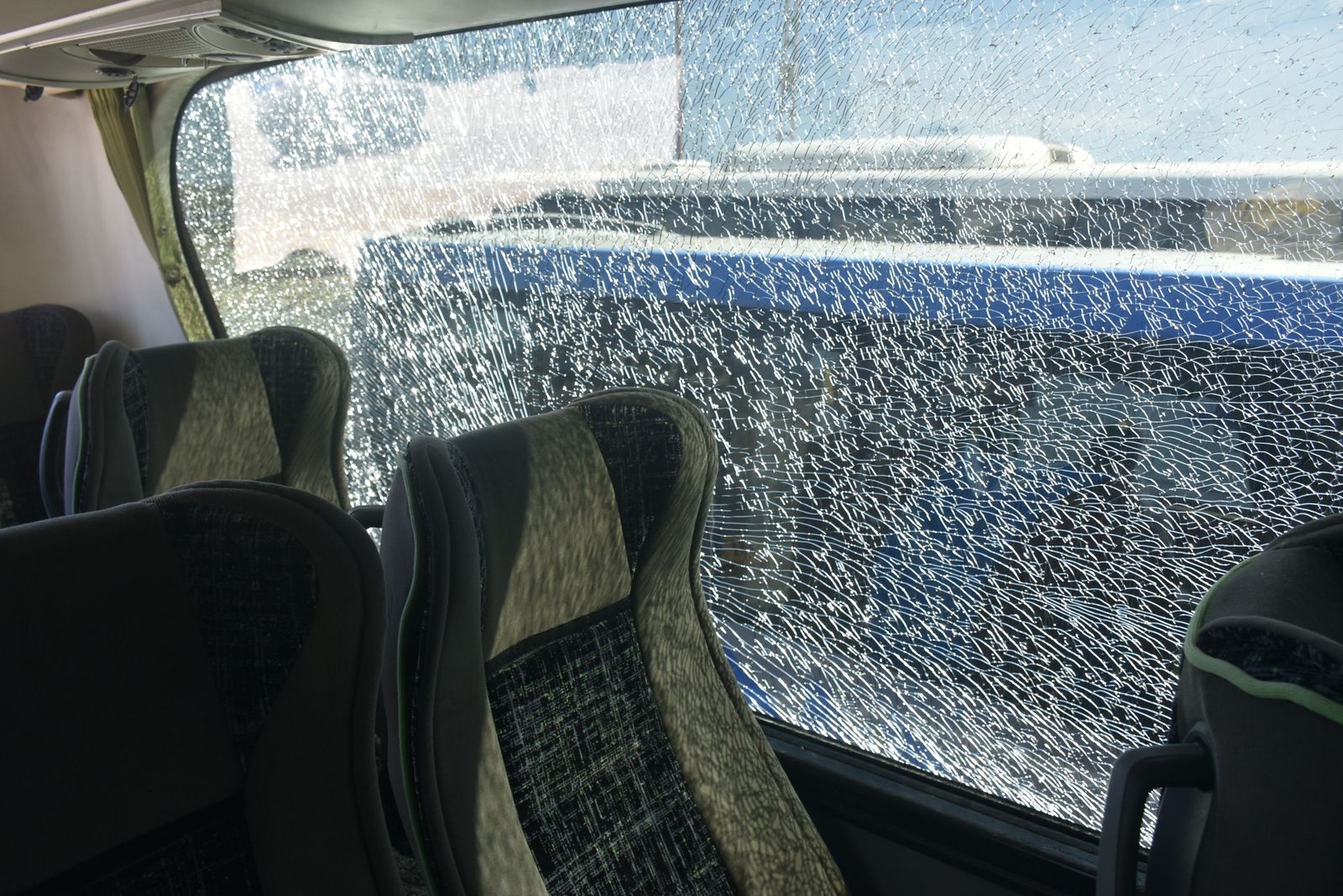 Estado en el que quedaron las lunas de uno de los autobuses