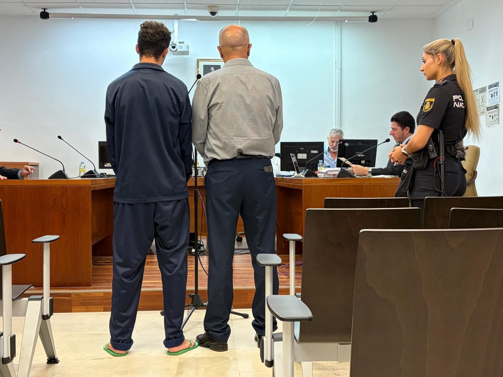 El acusado reconoce los hechos frente al tribunal por medio de un intérprete