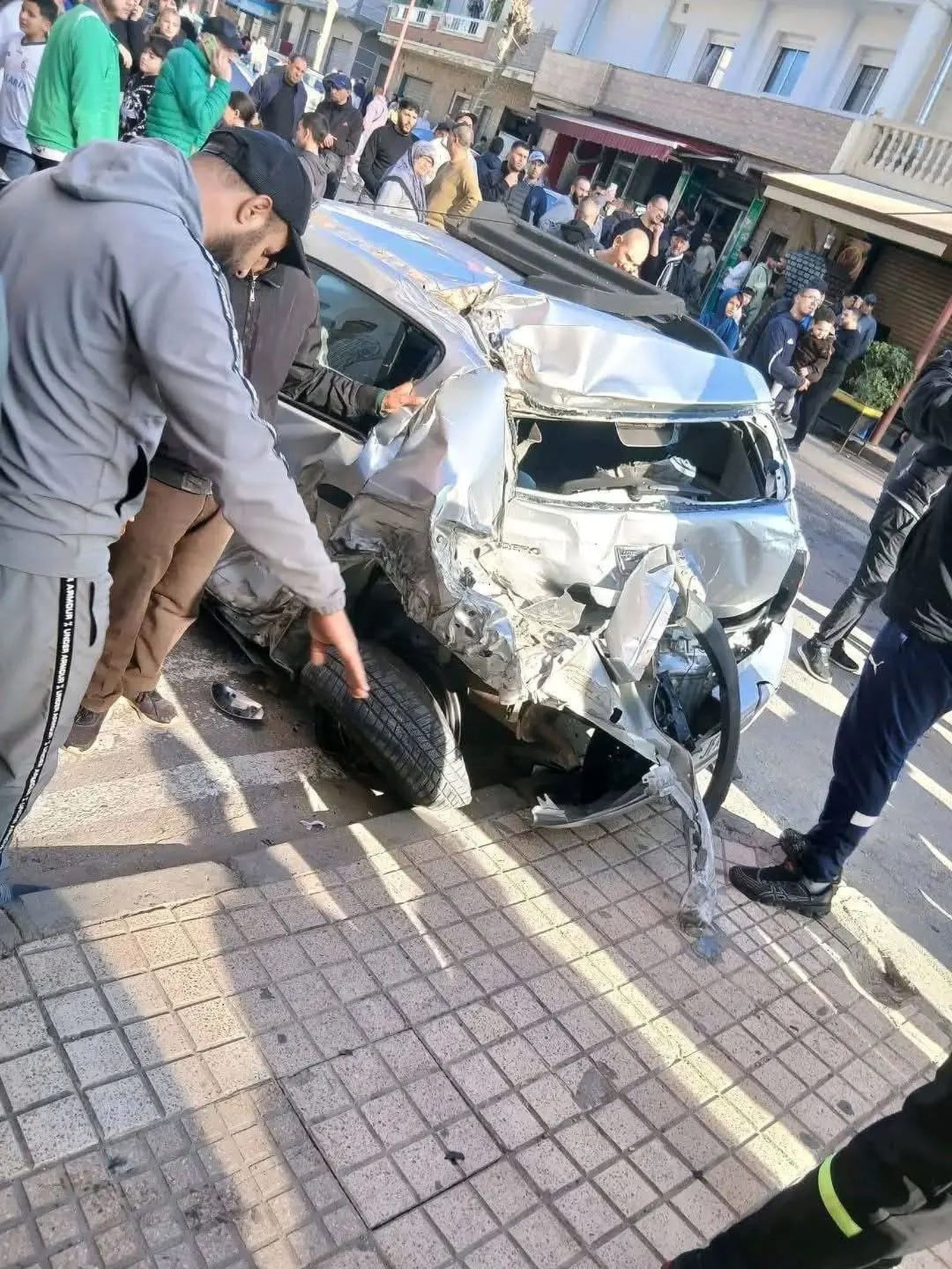 Uno de los coches reventados