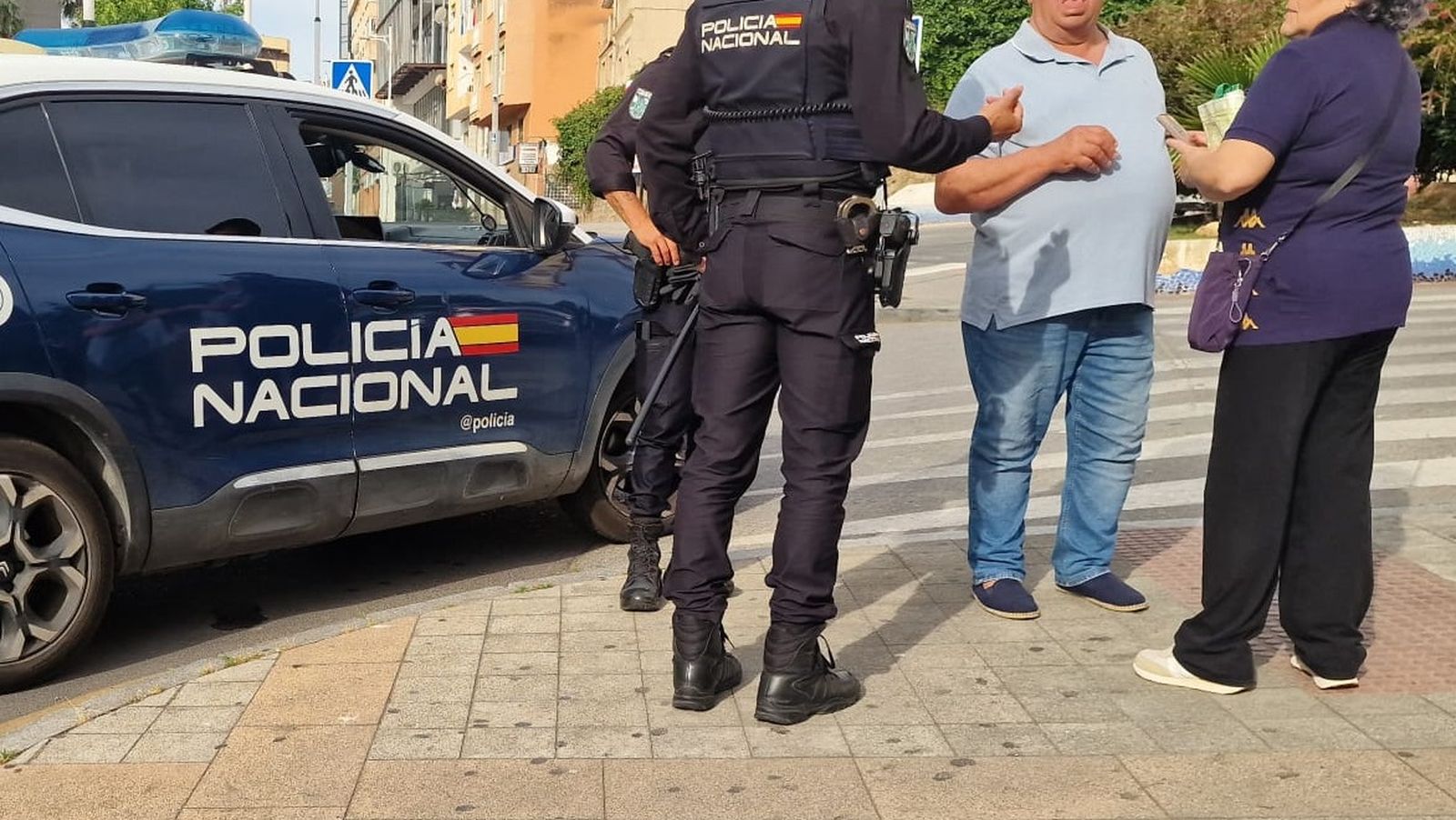 La Policía Nacional toma declaración a la víctima del robo este domingo en el Polígono Virgen de África