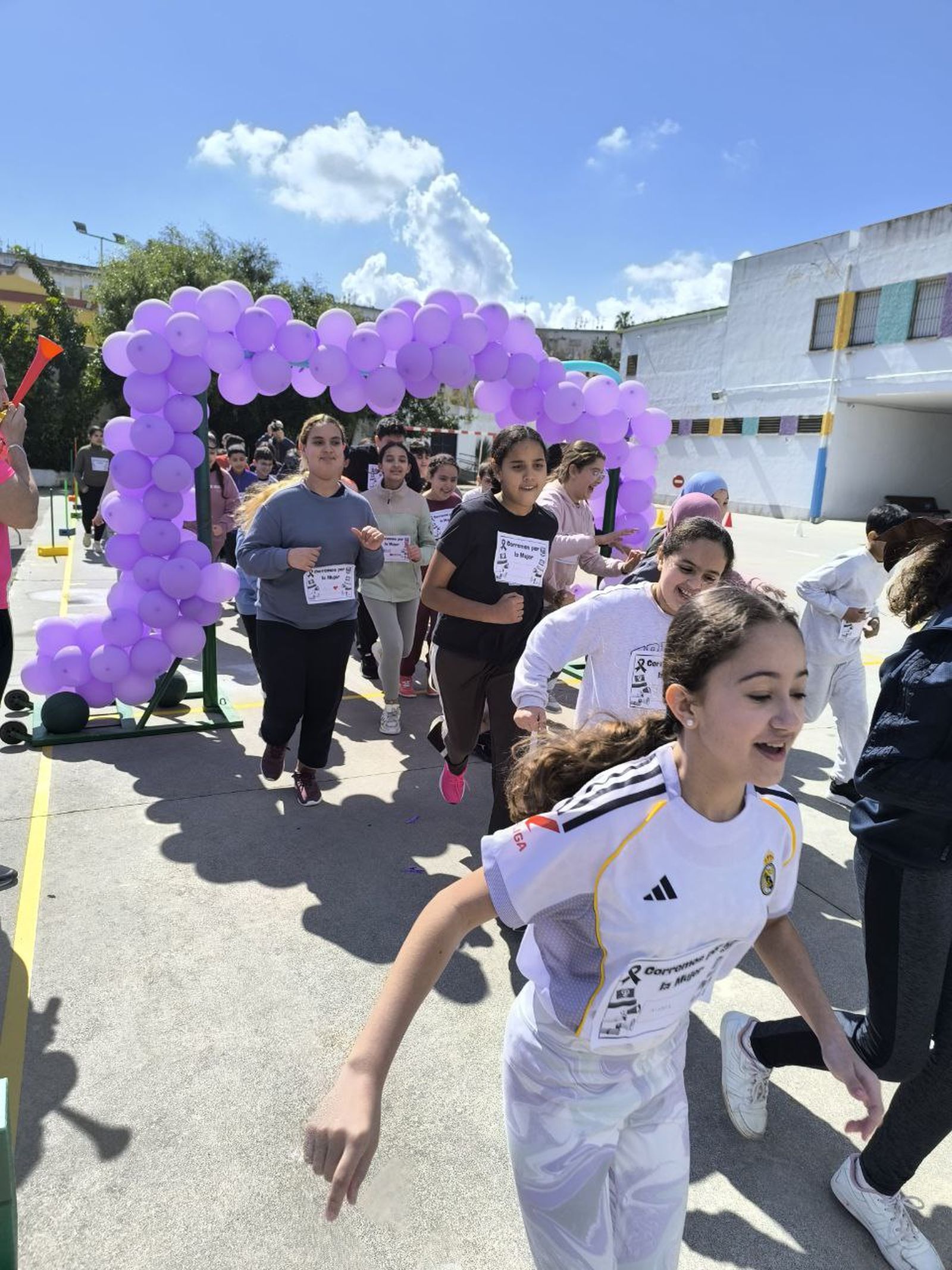 El 'Rey Juan Carlos I' corre por la igualdad