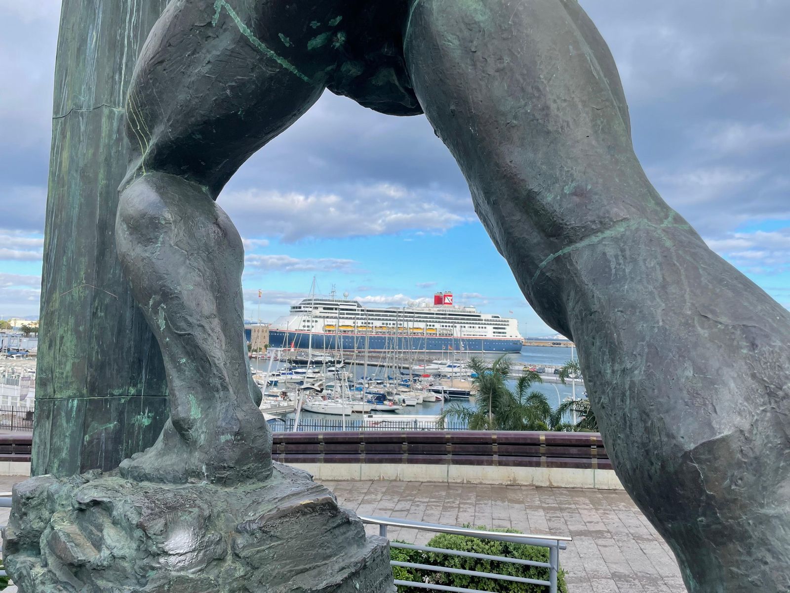 FOTOGALERÍA | La escala del Borealis que cierra la temporada de cruceros de 2025 en Ceuta