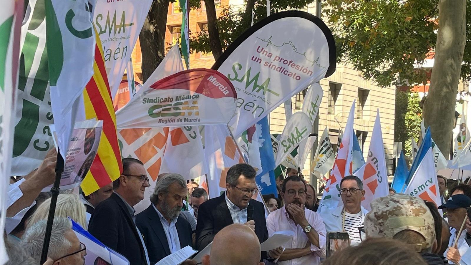 Los convocantes de la protesta, en un momento de la marcha Los convocantes de la protesta, en un momento de la marcha