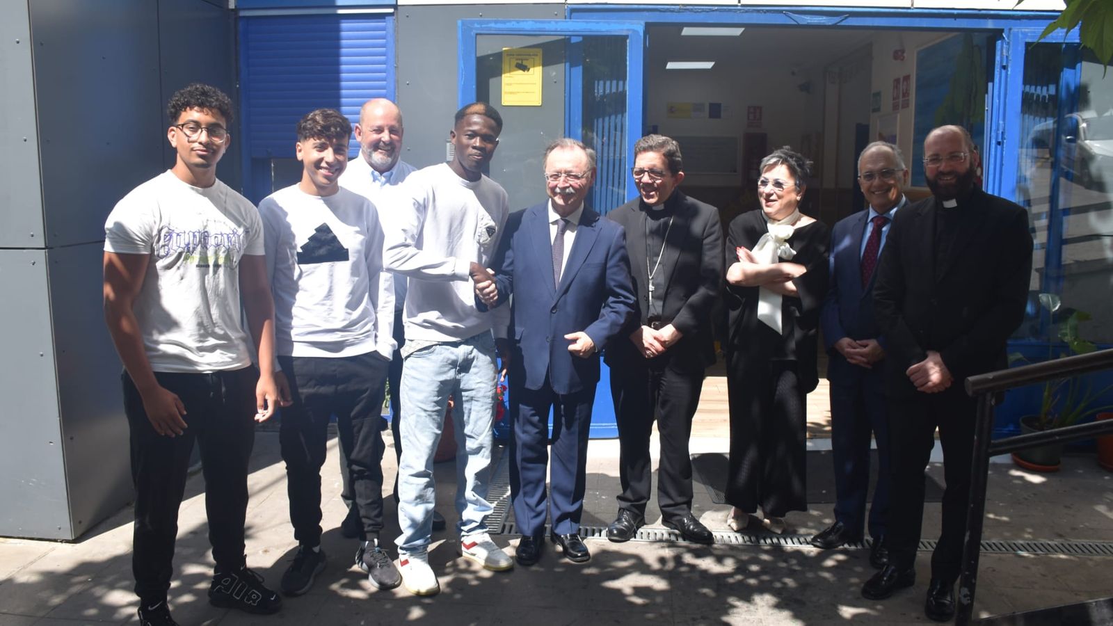 El administrador apostólico de Cádiz y Ceuta, Ramón Valdivia, visita el Centro de Menores 'La Esperanza' junto al vicario, Juan Vivas y Toñi Palomo