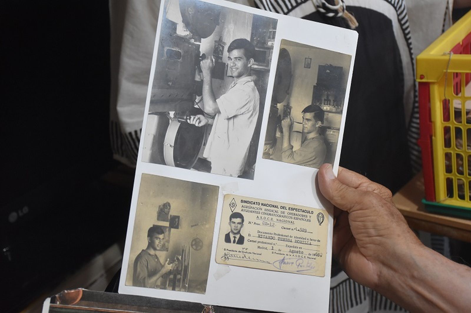 Teresa muestra fotografías de cuando trabajaba como proyeccionista en cines. / FOTO G.S.