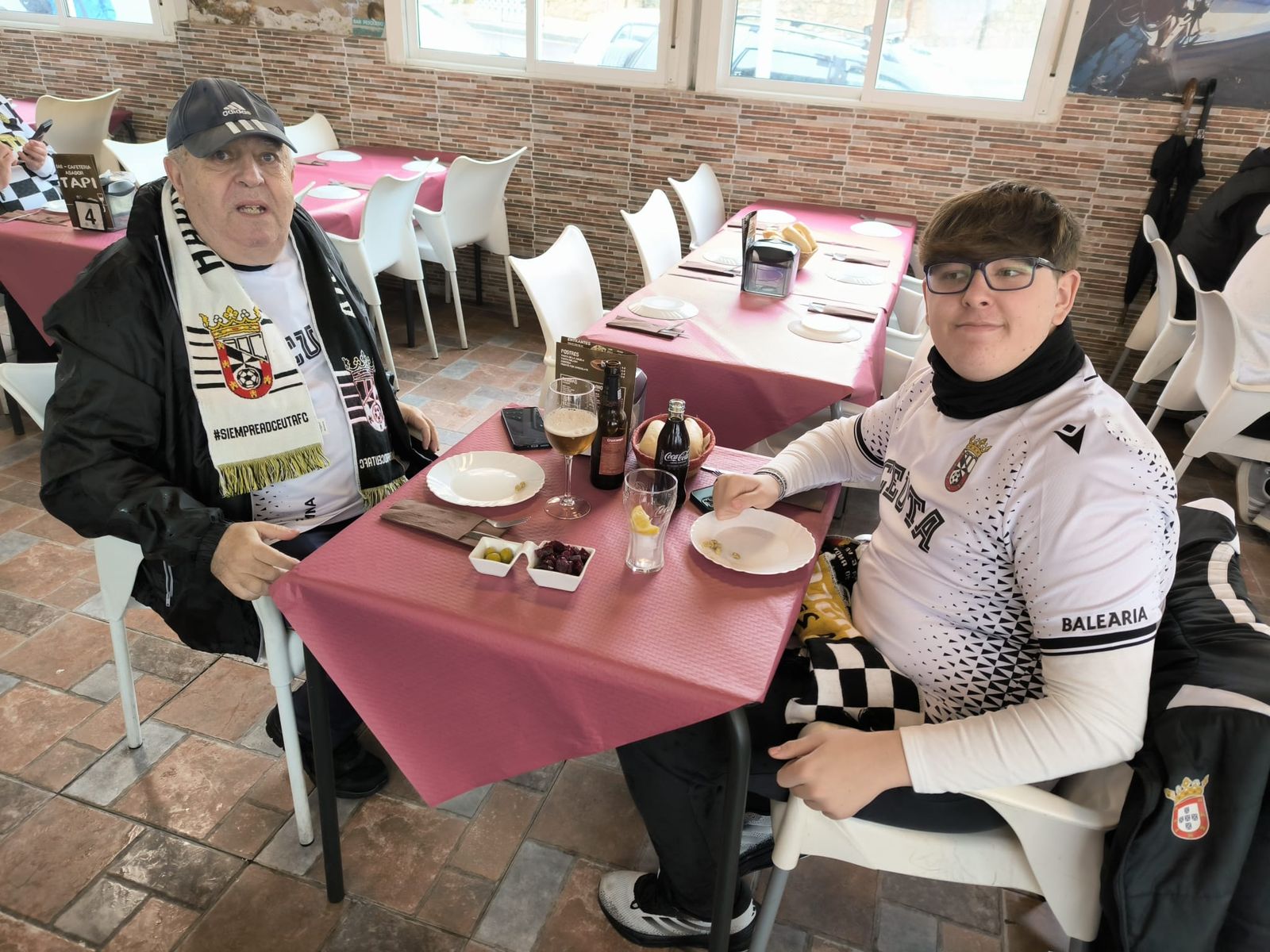 La afición ceutí ya disfruta del ambiente antes del partido a los alrededores del Alfonso Murube