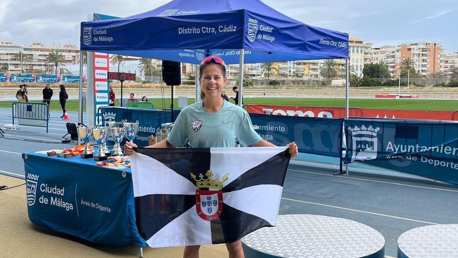María Romero posa con la bandera de Ceuta