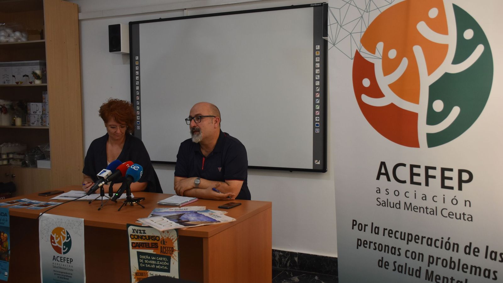La psicóloga de ACEFEP, Ana Belén Núñez, y el presidente, Basilio García Copín, resentación del programa de actividades de ACEFEP por el Día Mundial de la Salud Mental