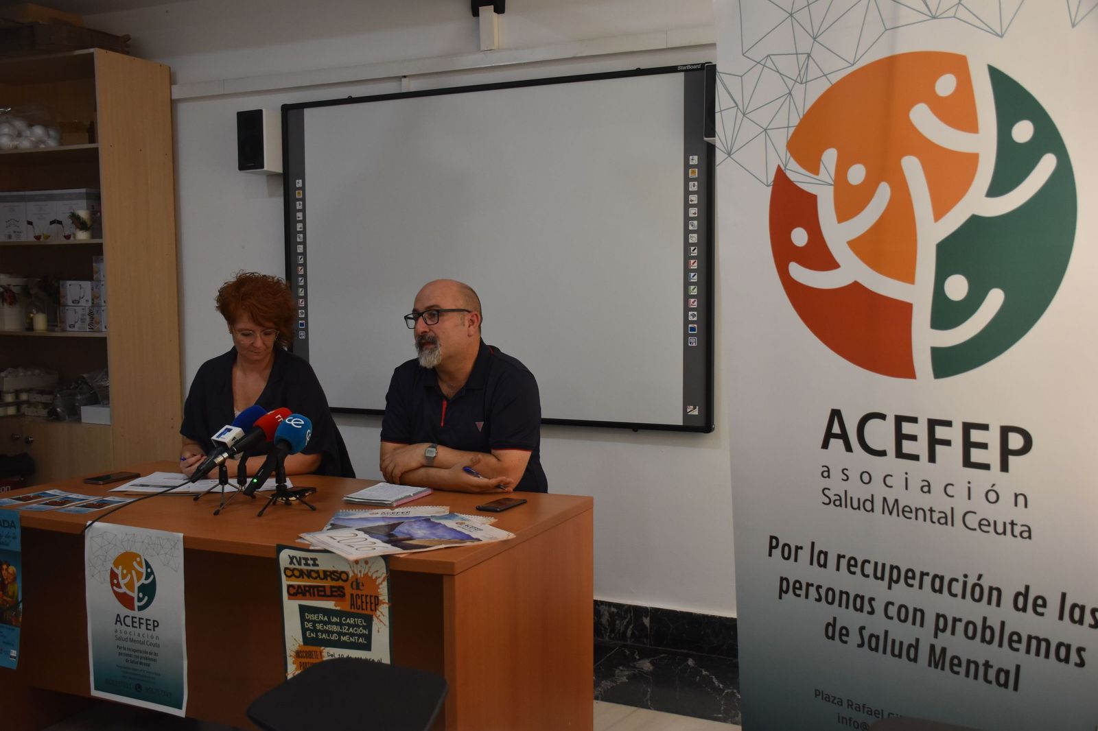 La psicóloga de ACEFEP, Ana Belén Núñez, y el presidente, Basilio García Copín, resentación del programa de actividades de ACEFEP por el Día Mundial de la Salud Mental