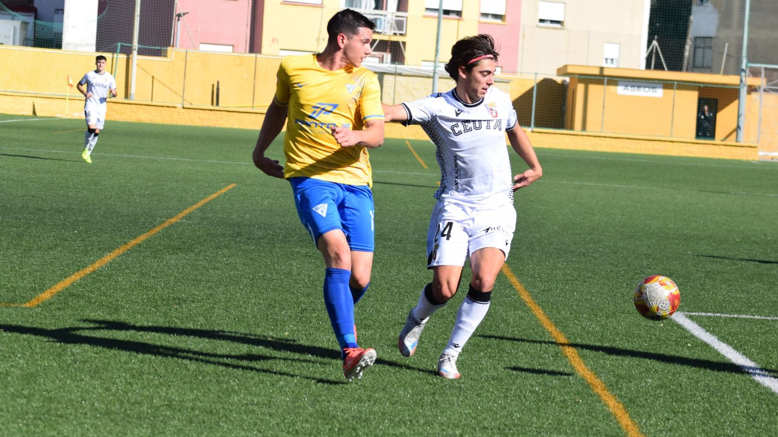 (2-1) El filial de la AD Ceuta se impone al UD Tomares y se afianza en zona de playoff