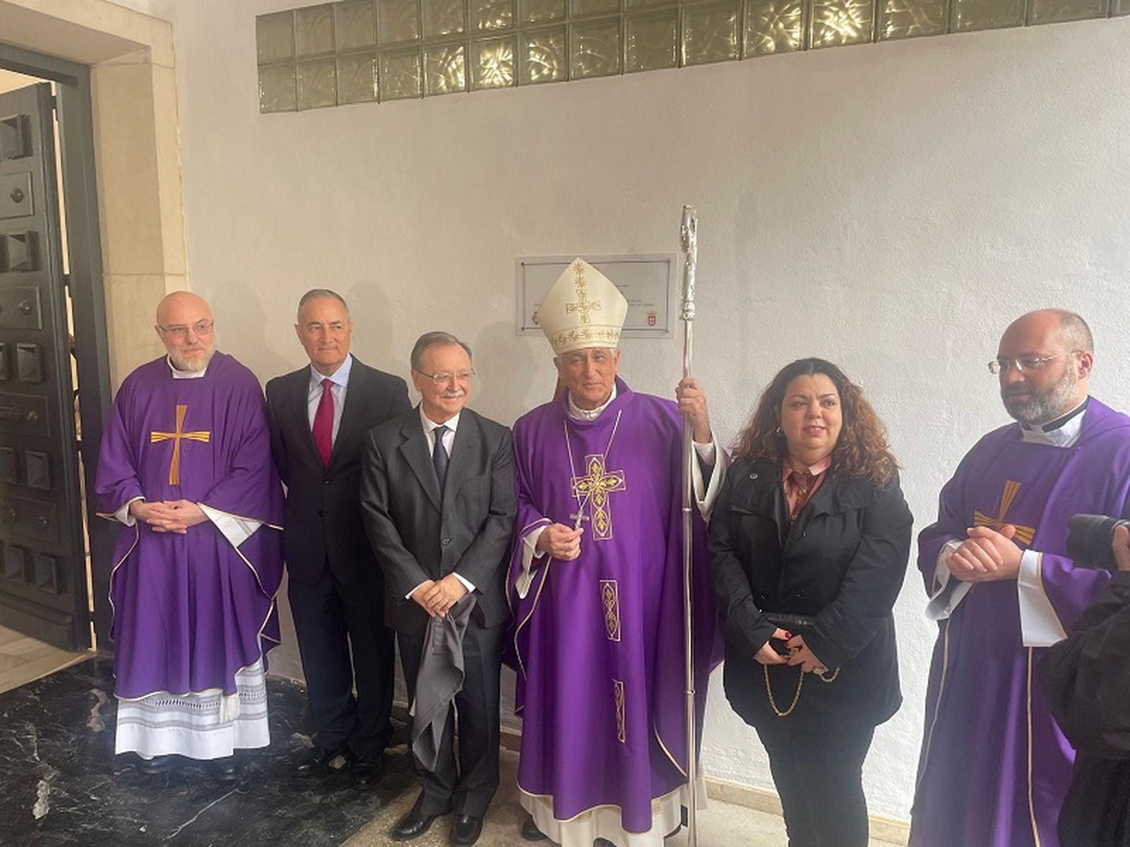 Vivas y Pérez durante la reapertura este sábado de la Iglesia de Hadú. / FOTO REDUAN