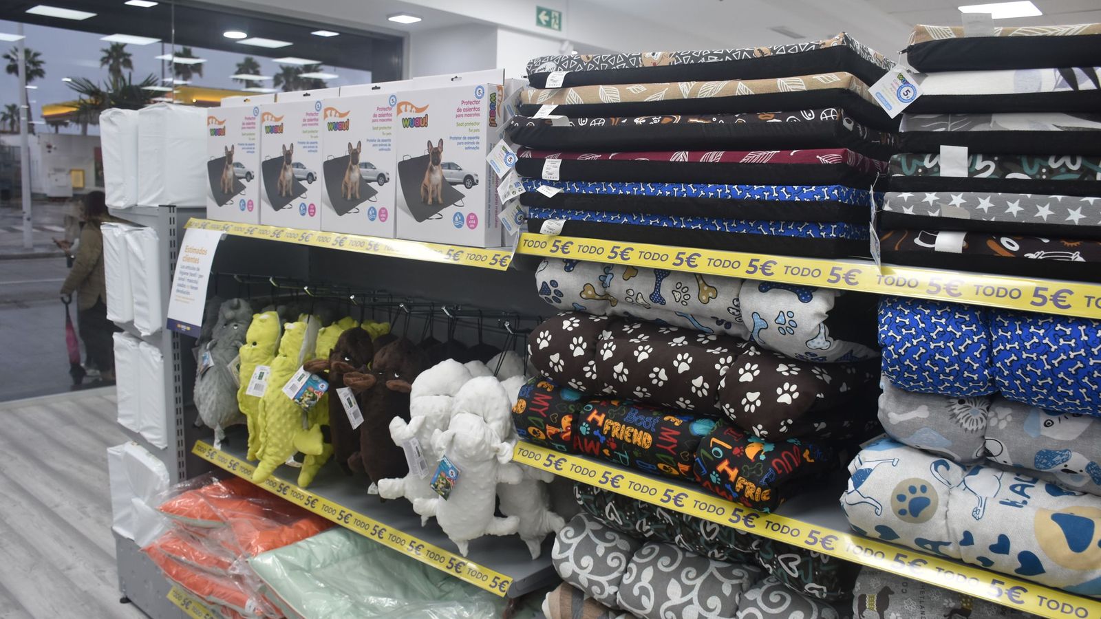 Inauguración de la nueva tienda de MGI en la avenida del Puerto de Ceuta