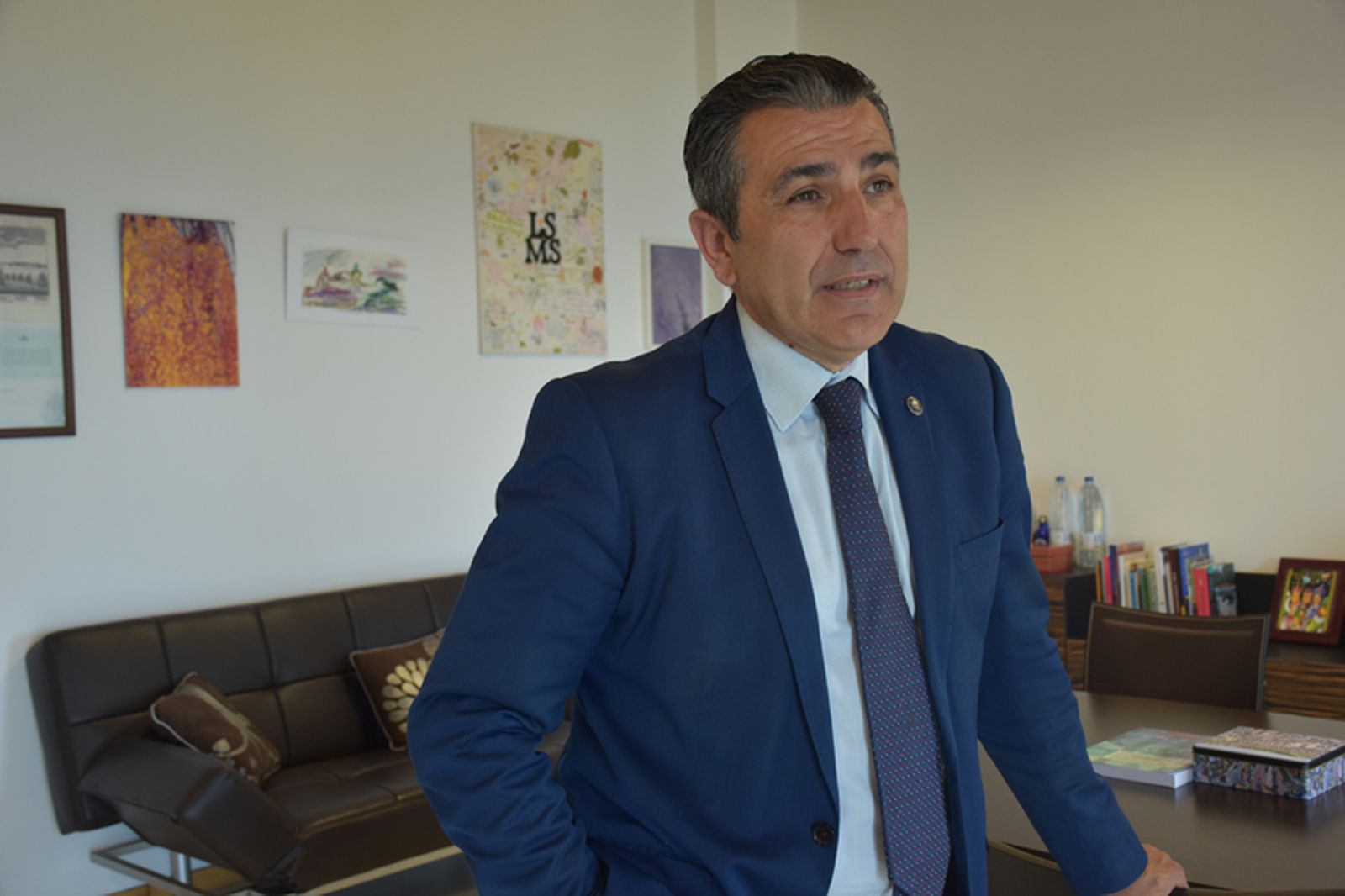 El despacho de Carlos Rontomé, director de la UNED Ceuta, se encuentra lleno de recuerdos de las diferentes etapas de su vida. / FOTO G.S.