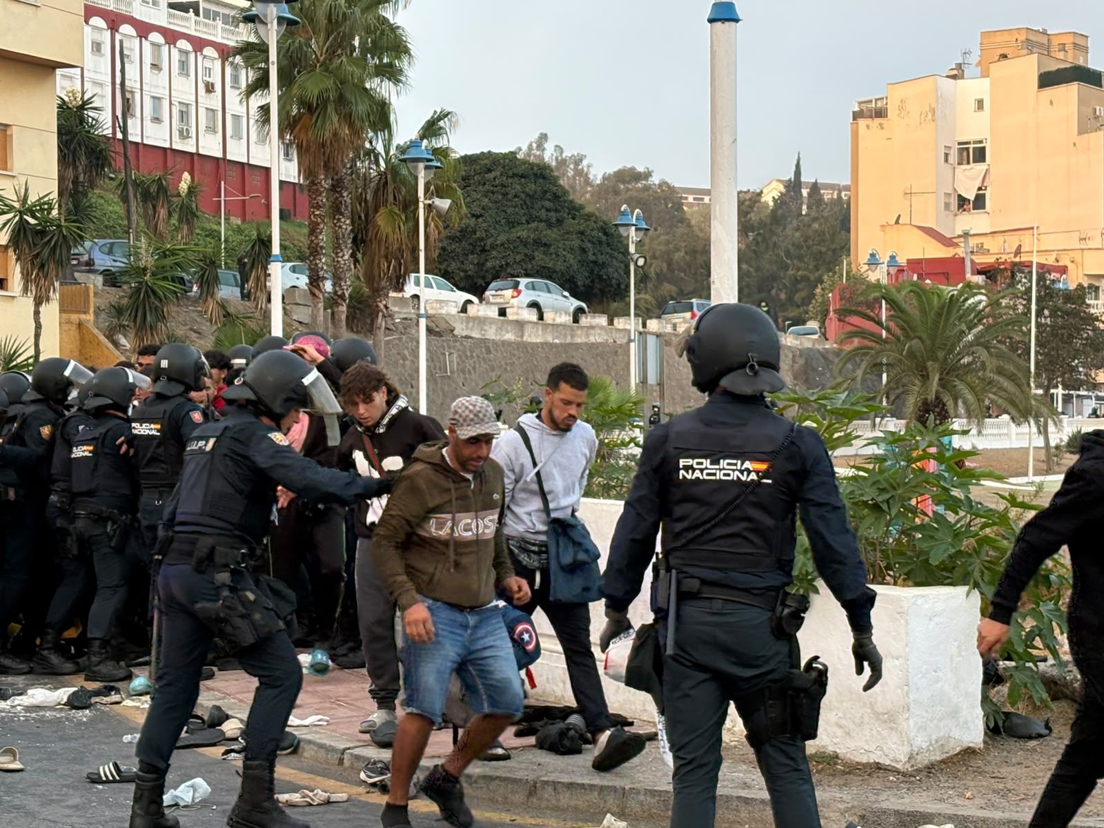 Tenso traslado  de más de  3.000 migrantes de las playas de Ceuta a un nuevo centro temporal