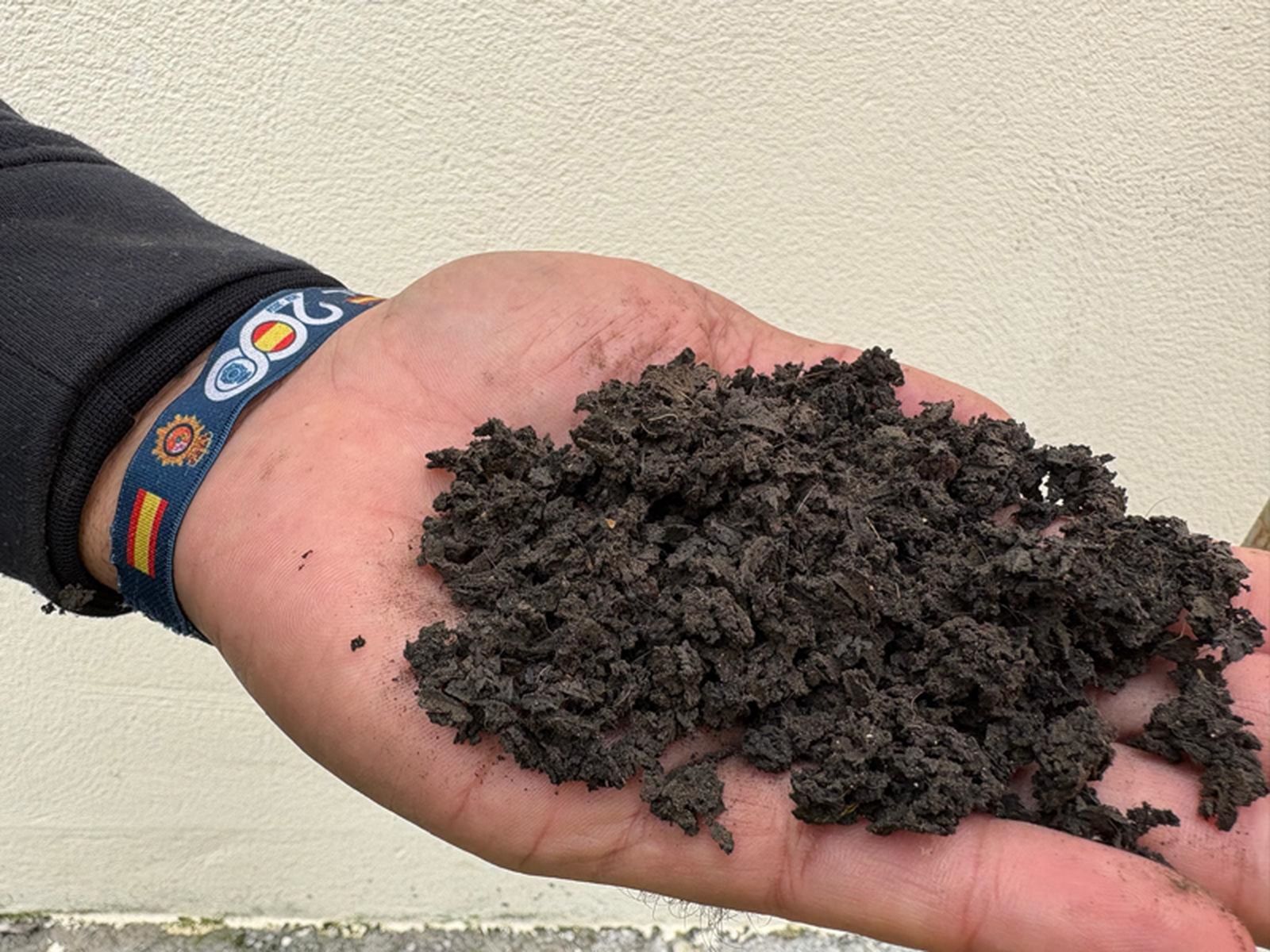 Vargas enseñando el fango durante una de las fases del tratamiento. / FOTO NICOL'S