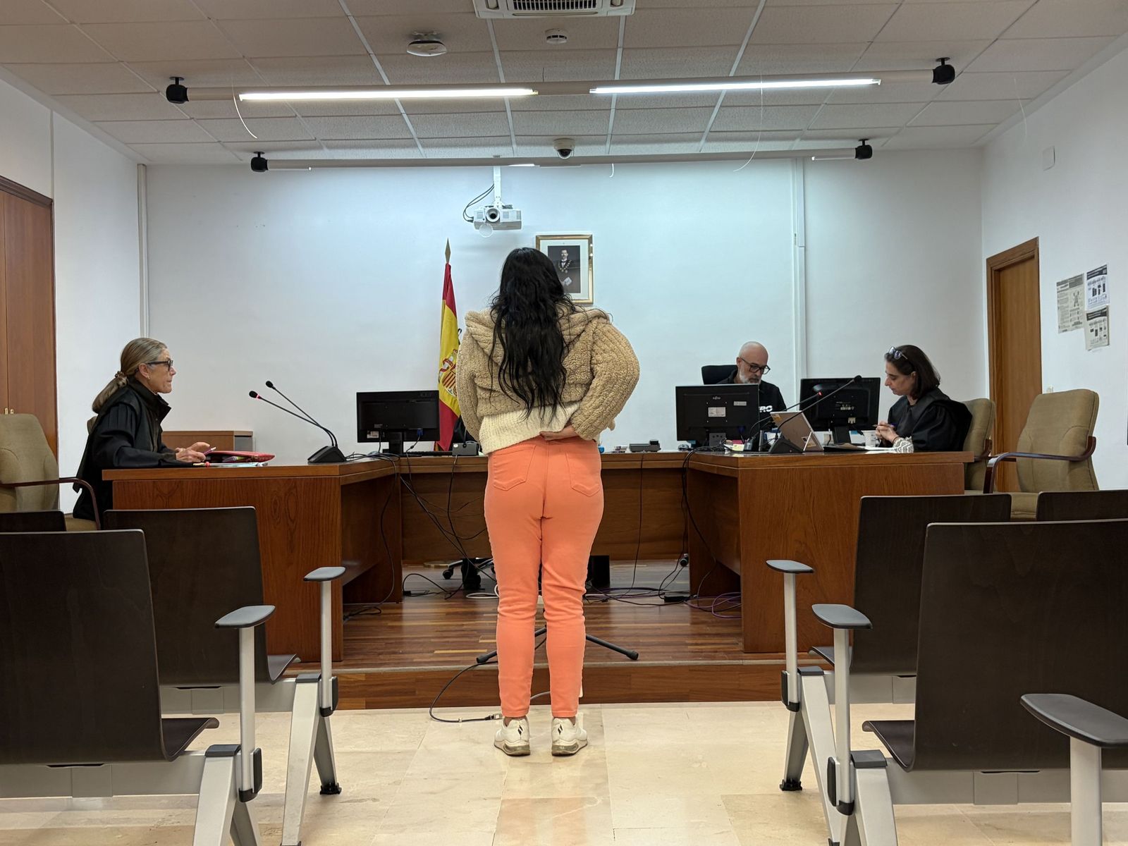 La acusada reconoce los hechos frente al tribunal.