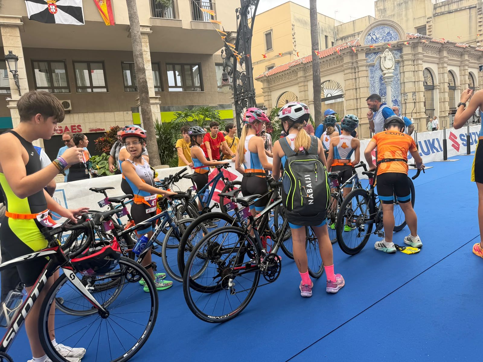 Los aficionados al triatlón en Ceuta se reúnen para participar en el Acuatlón Popular 'Juan Mur' y en la Phoenix Kids Triathlon