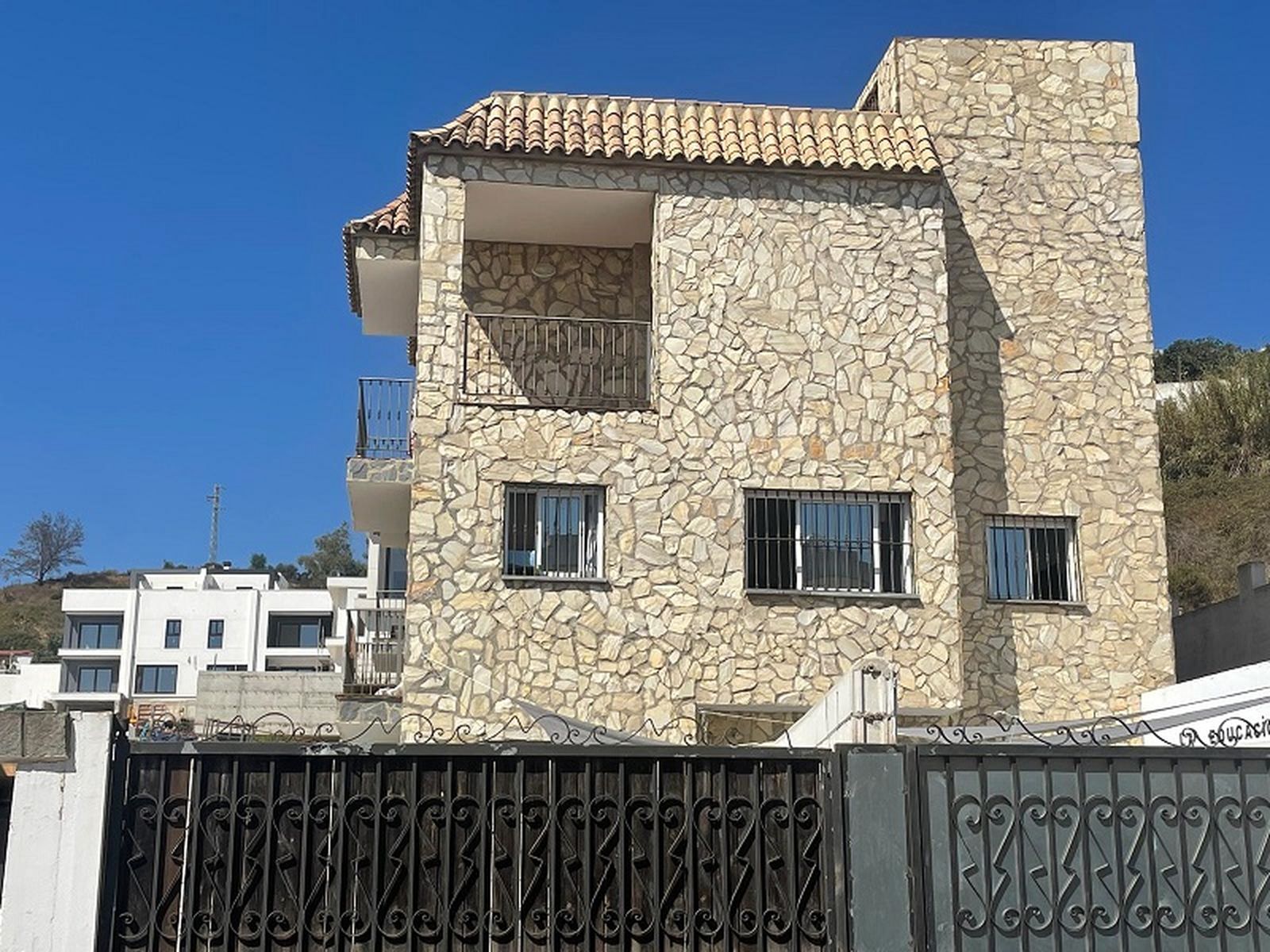 La casa que alberga a 30 menores no acompañados y que gestiona Engloba en la urbanización El Pinar. / FOTO REDUAN