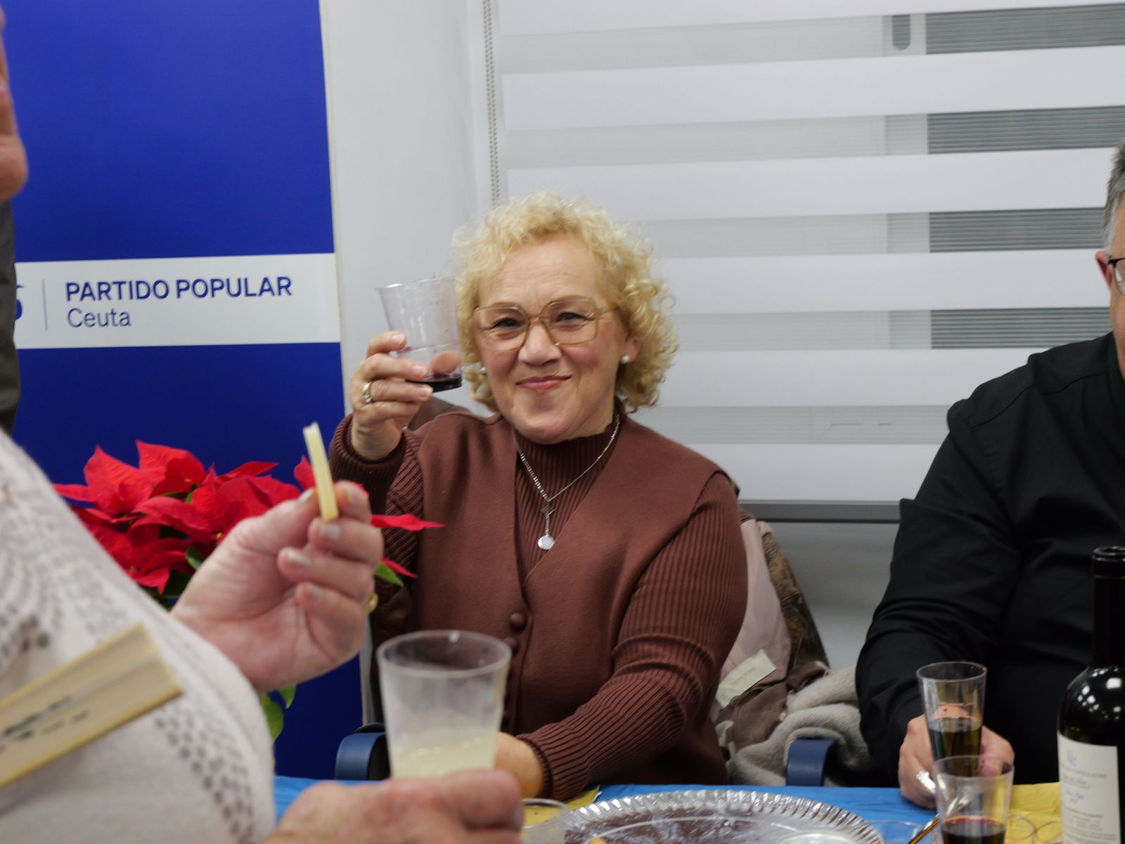 Vivas sugiere un relevo futuro y reivindica su gestión en la copa navideña del PP