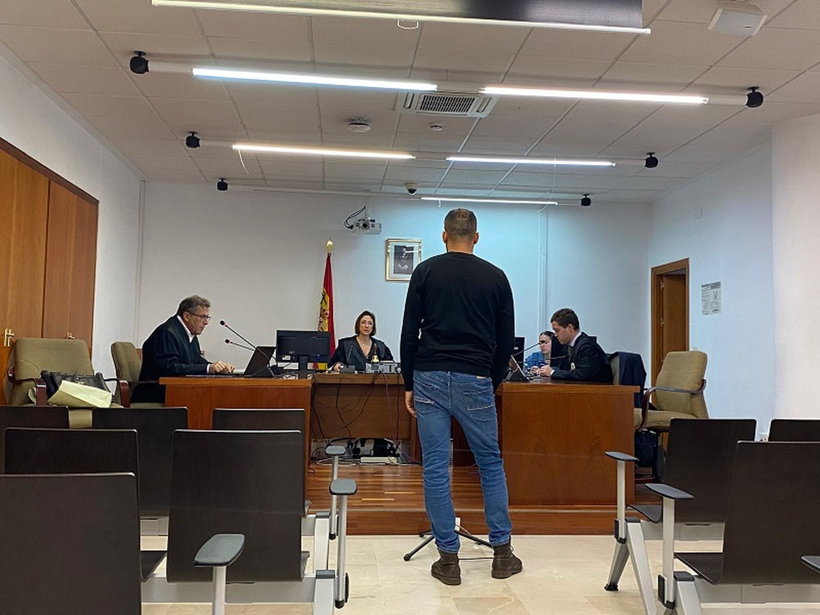 El acusado declara ante el tribunal. / FOTO S.C.