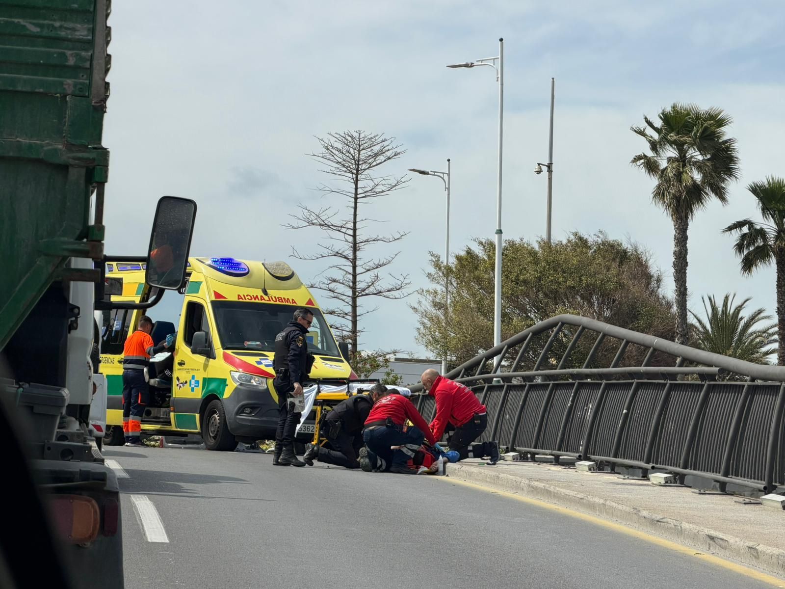 La persona herida, atendida por los sanitarios