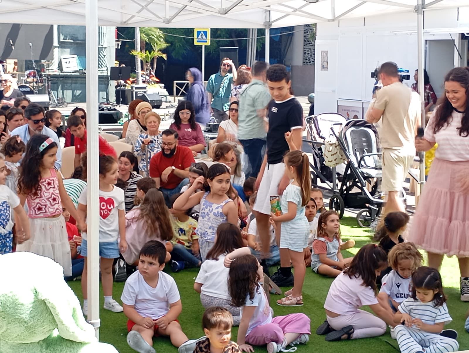 Un grupo de menores espera la actuación en la Plaza de los Reyes