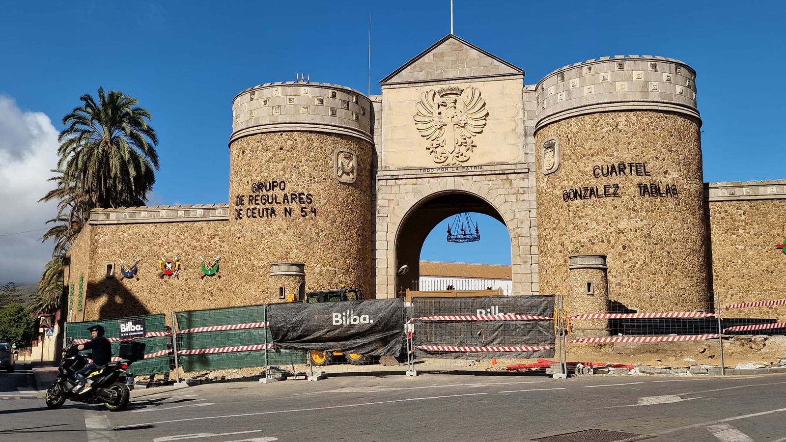 Retirada de las jardineras del cuartel de Regulares para la construcción de la nueva rotonda Retirada de las jardineras del cuartel de Regulares para la construcción de la nueva rotonda