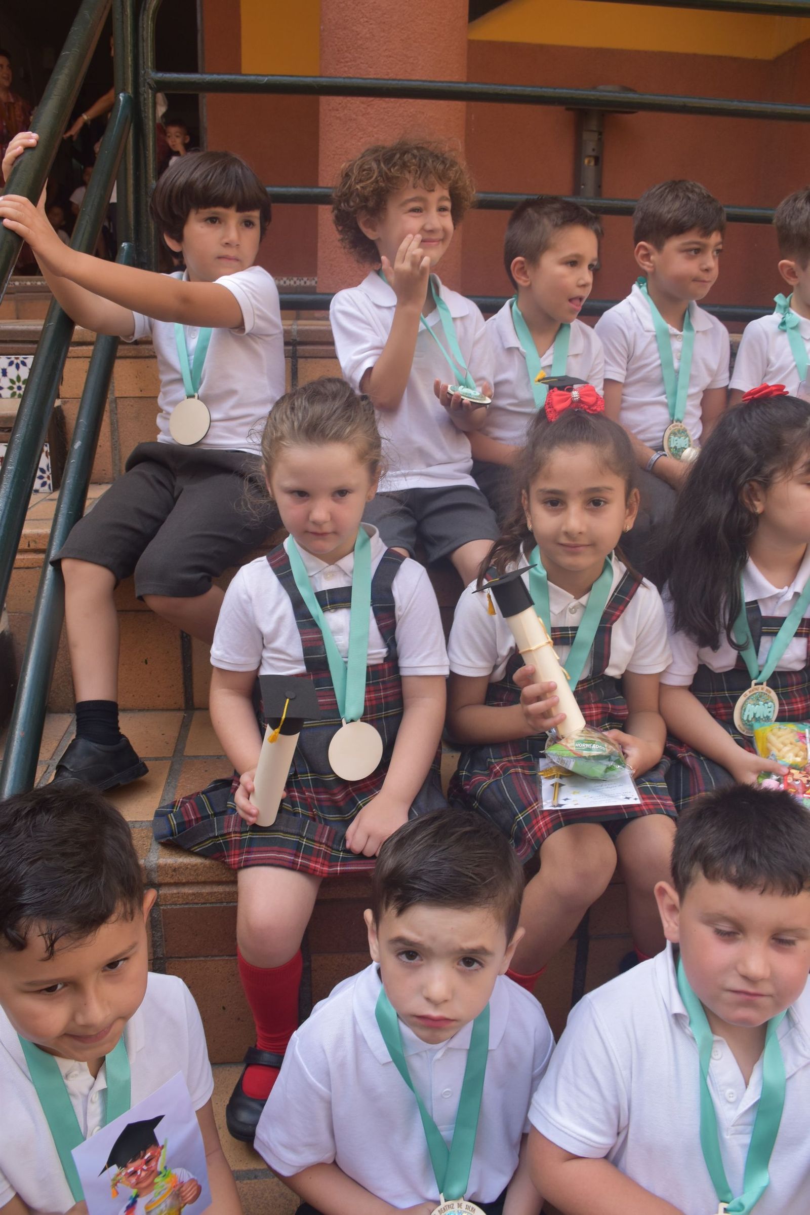 Las lágrimas de orgullo toman el CC Beatriz de Silva en la graduación más especial de sus pequeños
