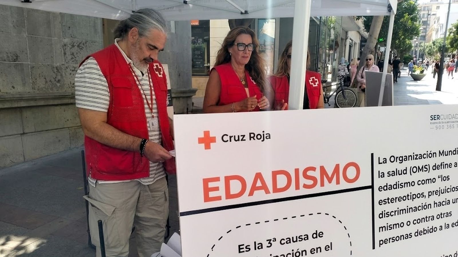 Los voluntarios de Cruz Roja, durante su presencia en el Paseo del Revellín