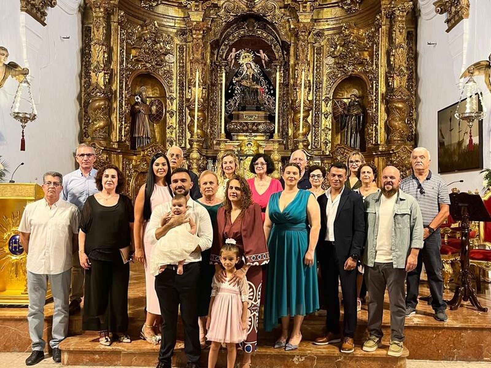 Melissa, José y Teresa reciben el sacramento del bautismo