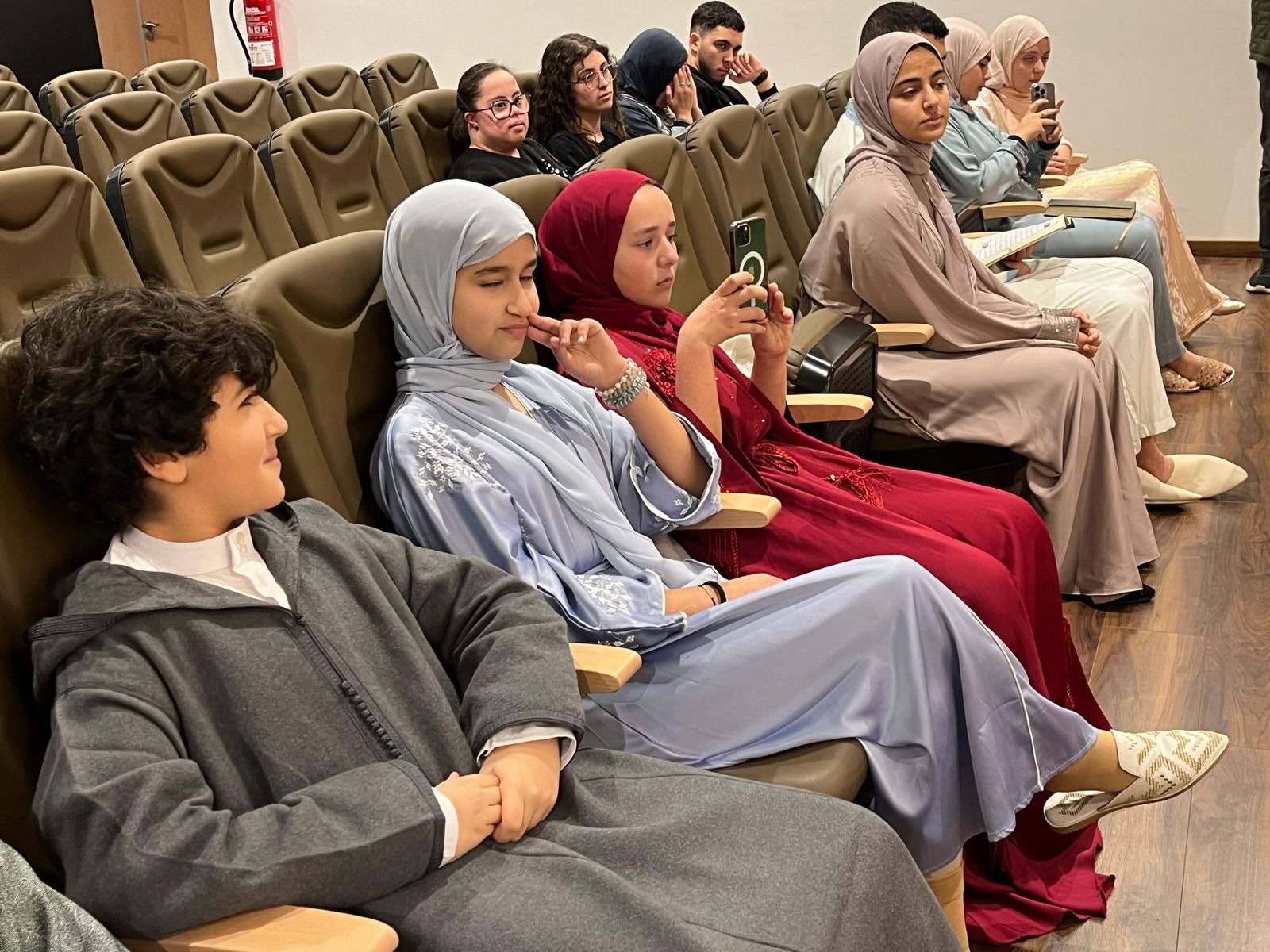 El alumnado de Al Idrissi recita el Corán en taywid en el salón de actos de la RFFCE