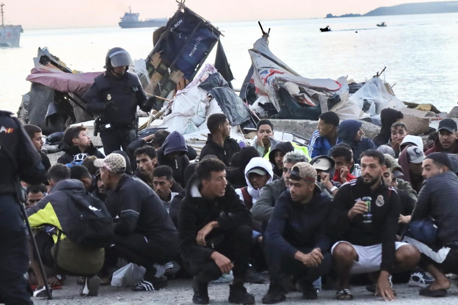 La Policía Nacional inicia el desalojo del Guano, último gran asentamiento ilegal de inmigrantes de Ceuta