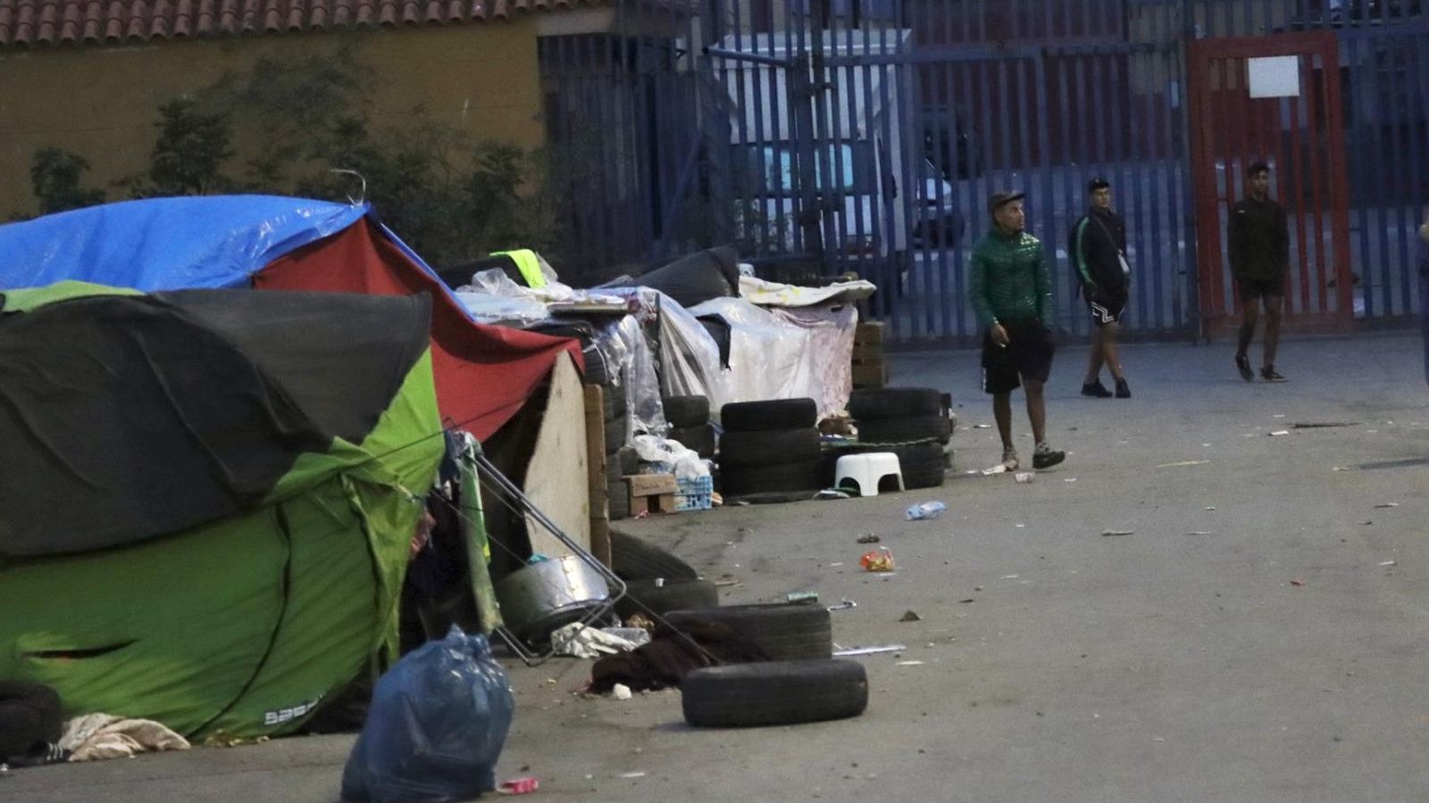 Despliegue policial en Los Rosales y el Tarajal para retirar a los inmigrantes que quedan en las calles