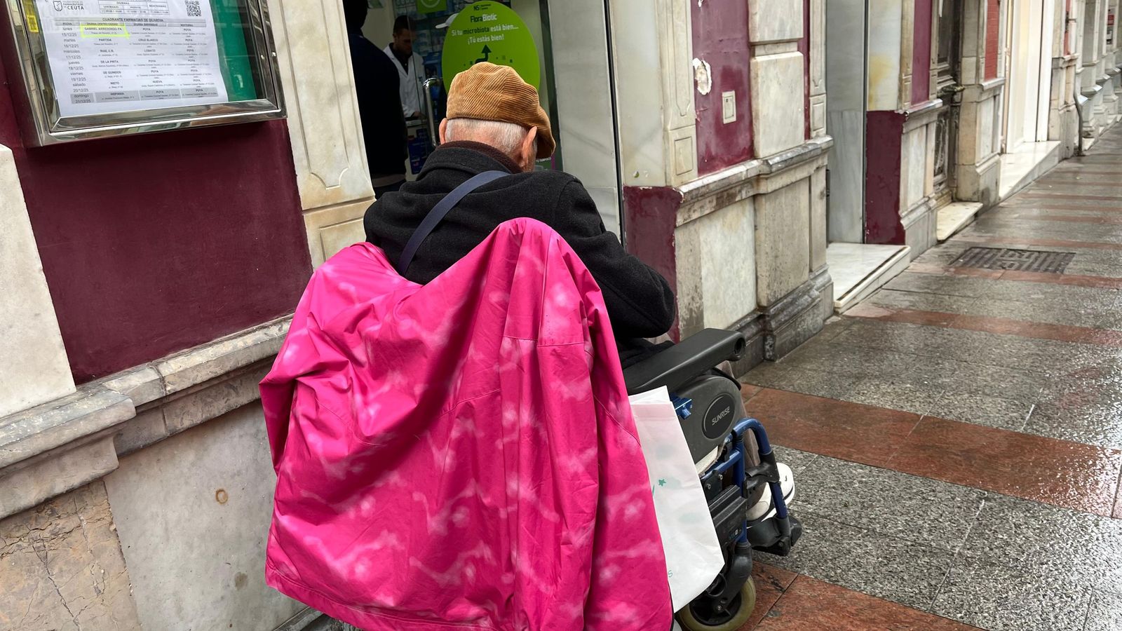 Una persona con movilidad reducida en las calles de Ceuta