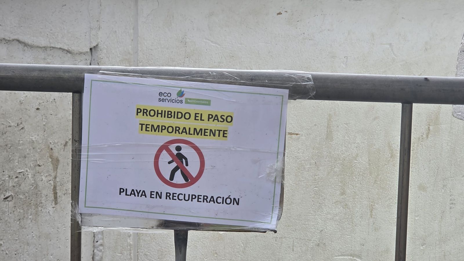 Los accesos a la playa Benítez permanecerán cerrado durante los próximos días