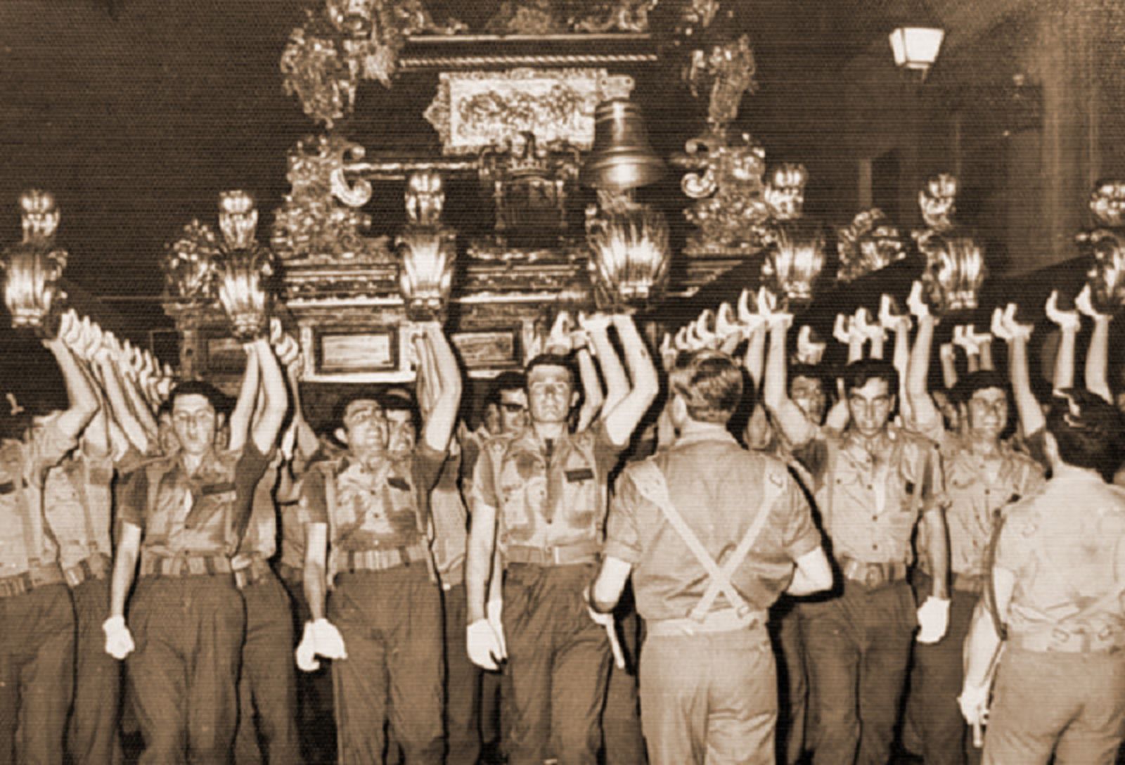 El Regimiento llevando el paso.