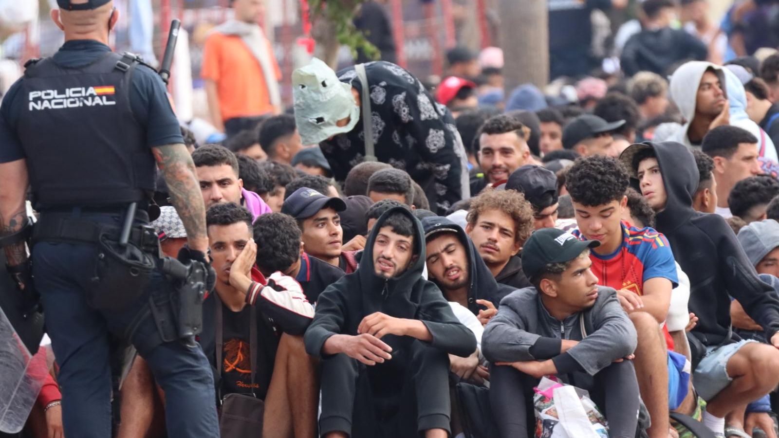 La Policía controla a migrantes que intentaron entrar a la fuerza en el recurso de acogida de Loma Colmenar