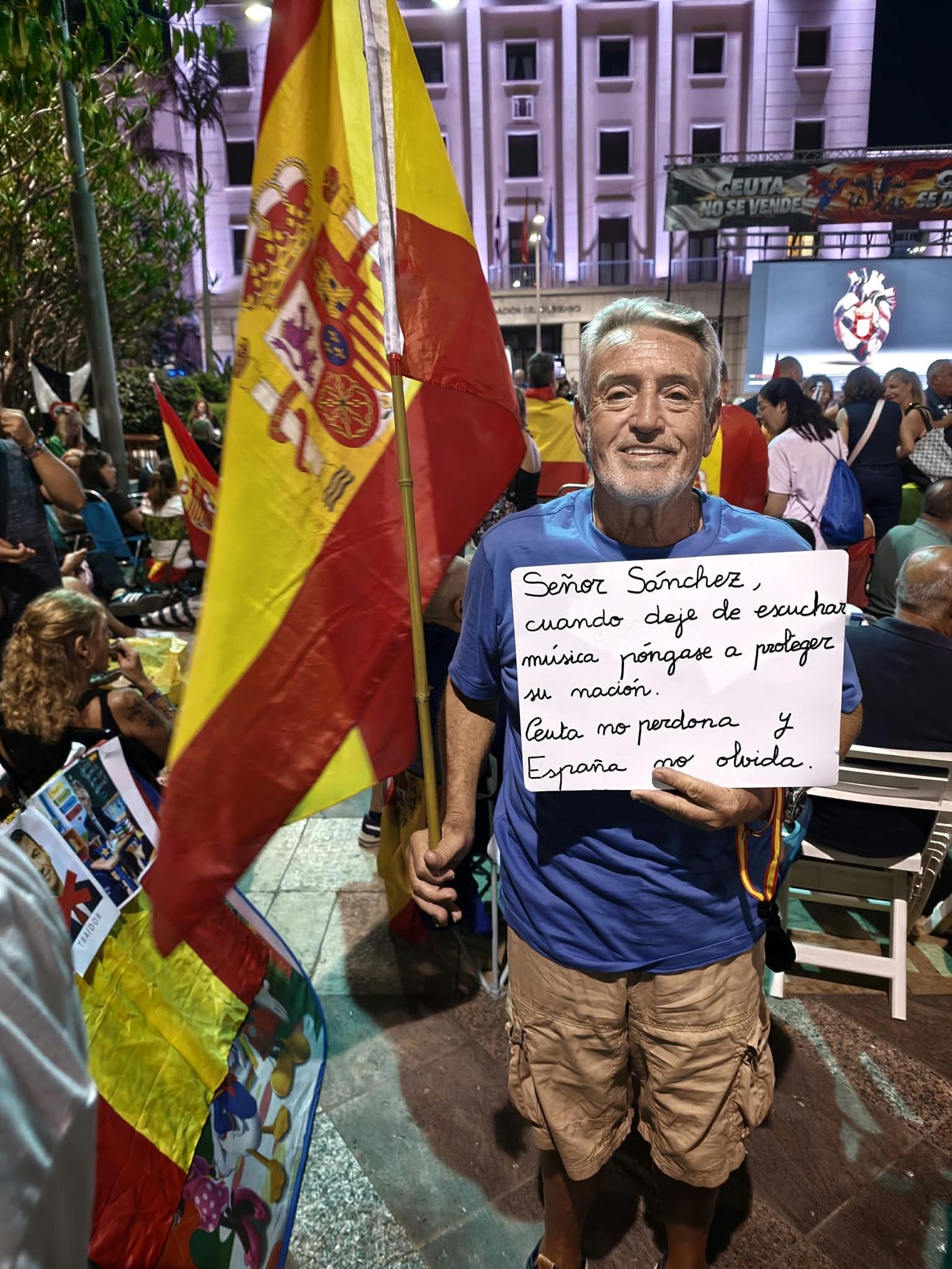 La Plaza de los Reyes se convierte en un gran salón para arropar a Vivas